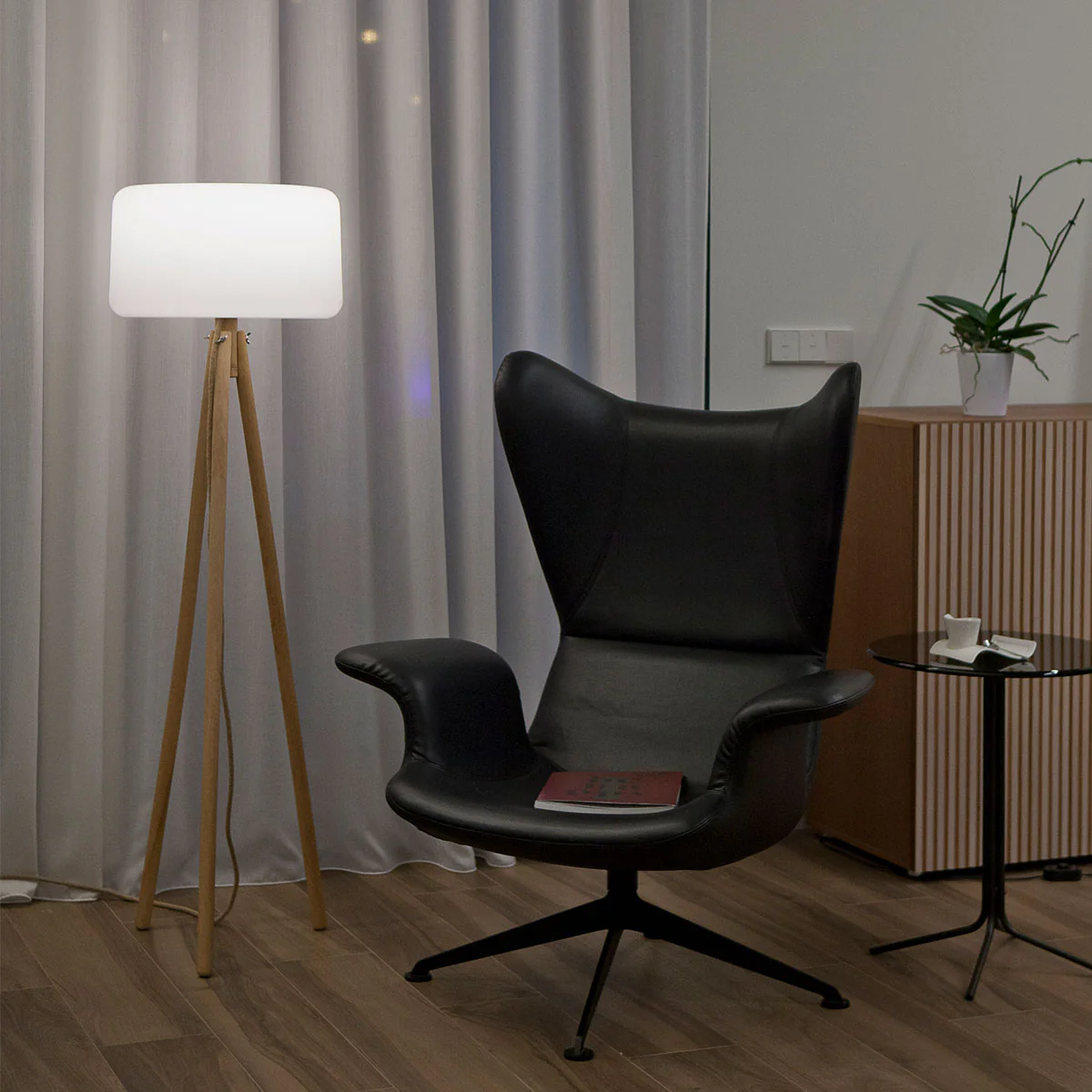 LÁMPARA DE PIE DE DISEÑO CON PATAS DE MADERA CHLOE 140 - Image 5